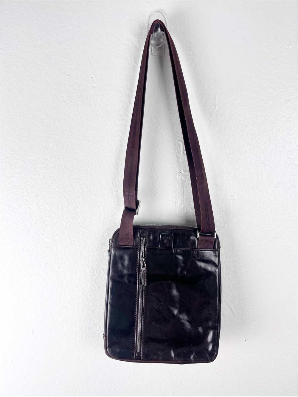 PIQUADRO Brown Leather Zip Pockets Flat Shoulder Crossbody Adjustable Strap Bag